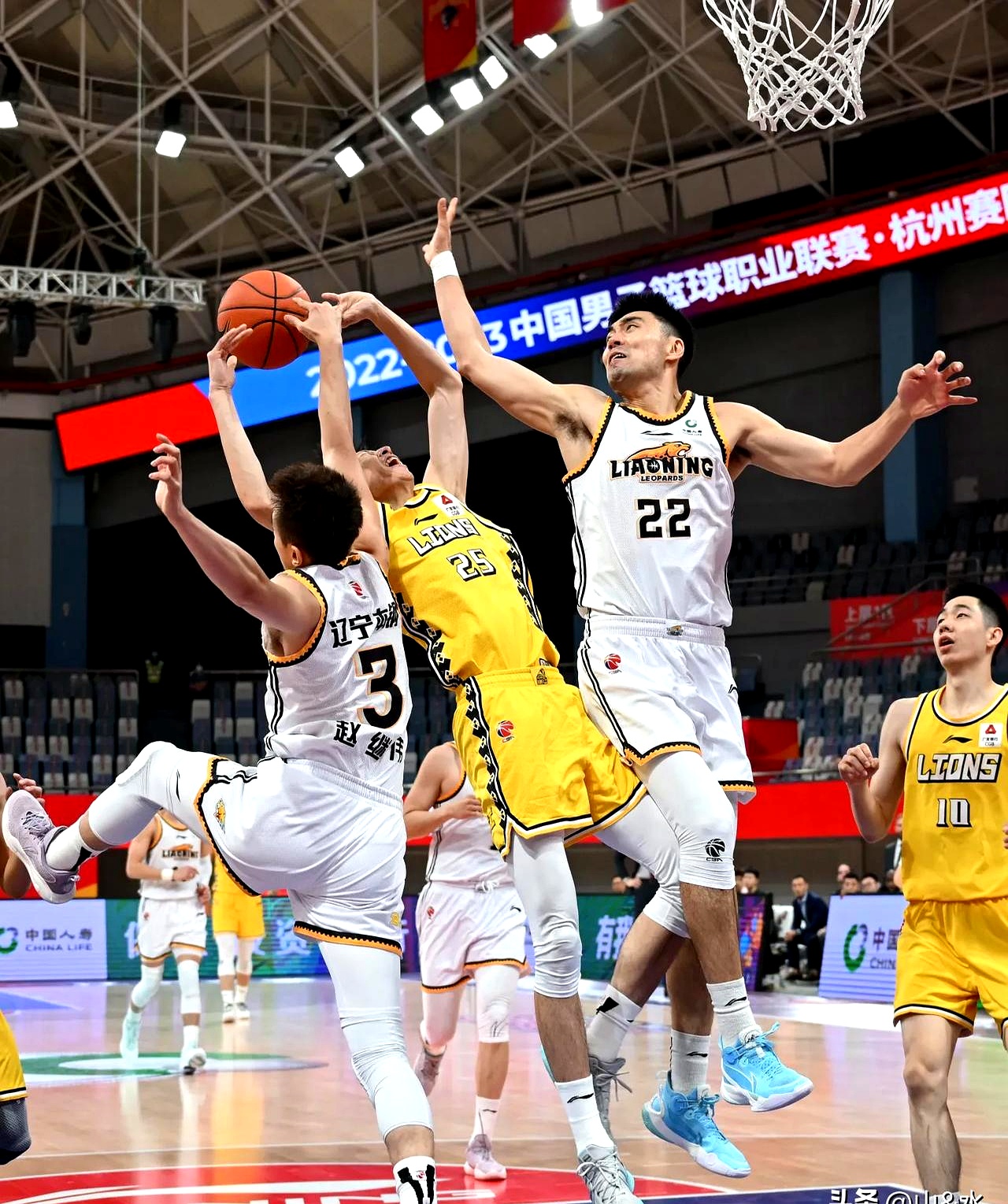 包含辽宁男篮稳定表现，轻松战胜福建稠州银行的词条