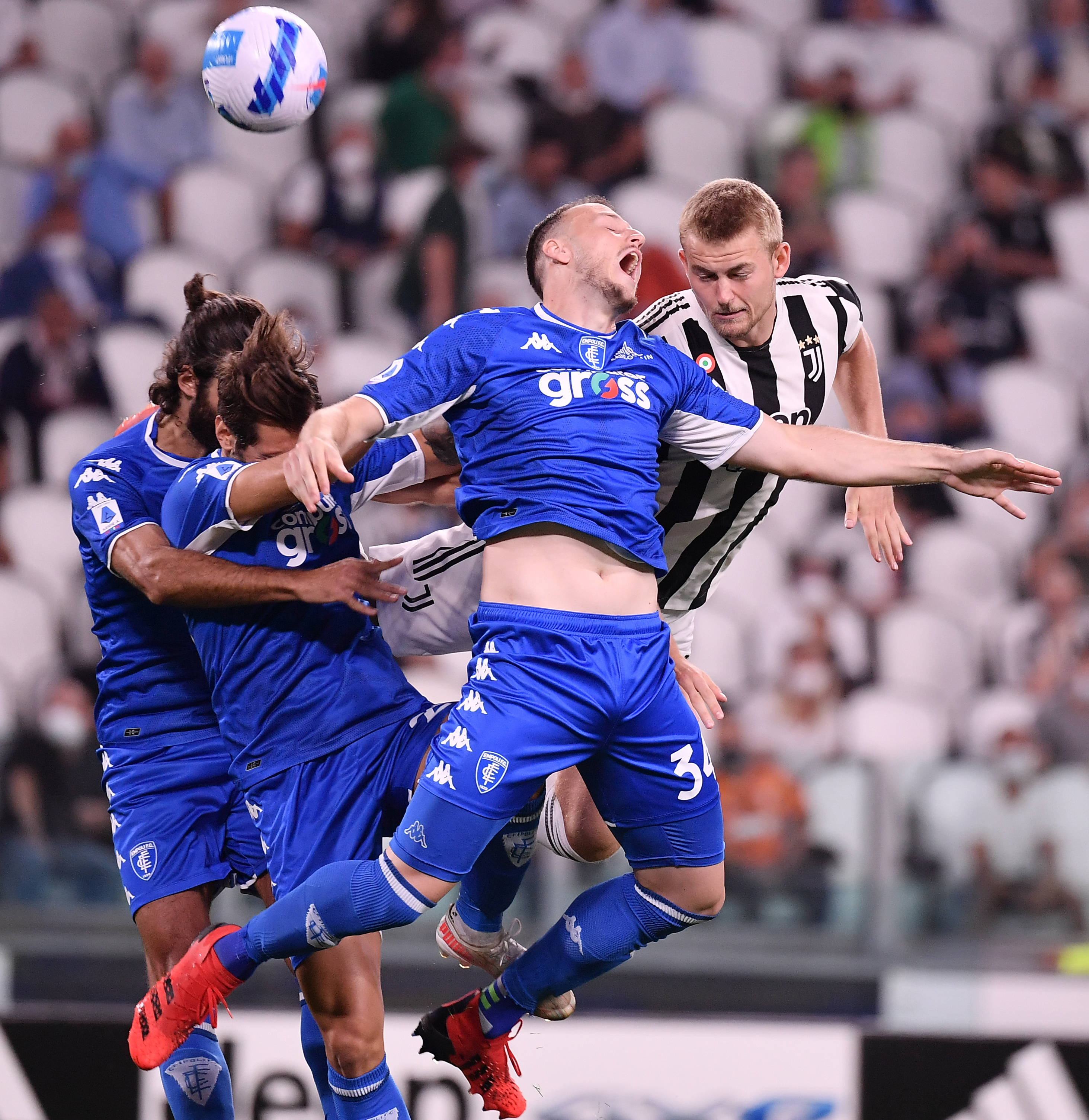 恩波利教练组展开技战术讨论，备战下一轮比赛的简单介绍