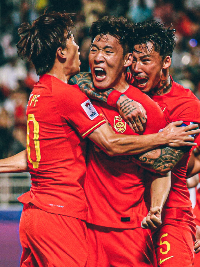 武甲联赛中的惊人进球，球迷沸腾狂欢