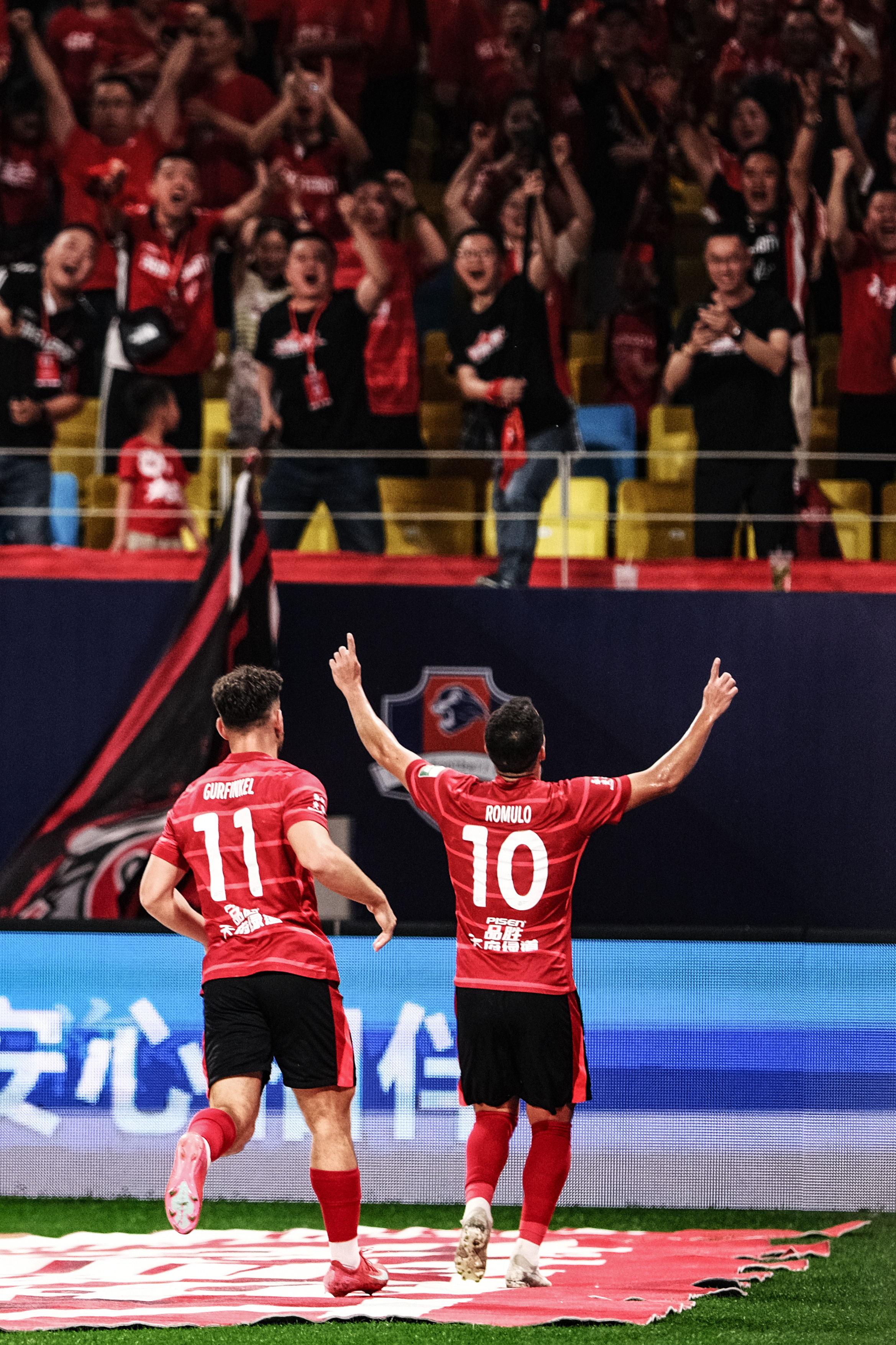 申花客场战胜对手，继续保持强势势头的简单介绍