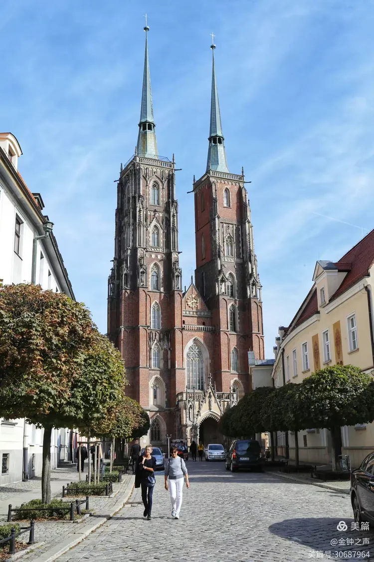 包含弗罗茨瓦夫新援高调加盟，球队士气大增的词条