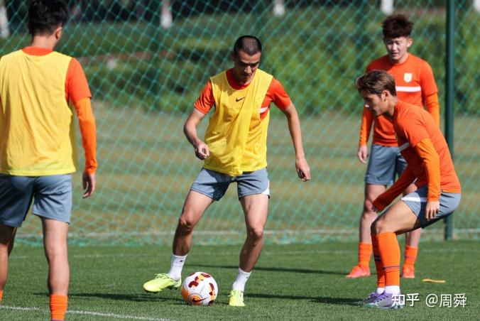 包含夺冠热门陷入困境，卫冕冠军面临考验的词条