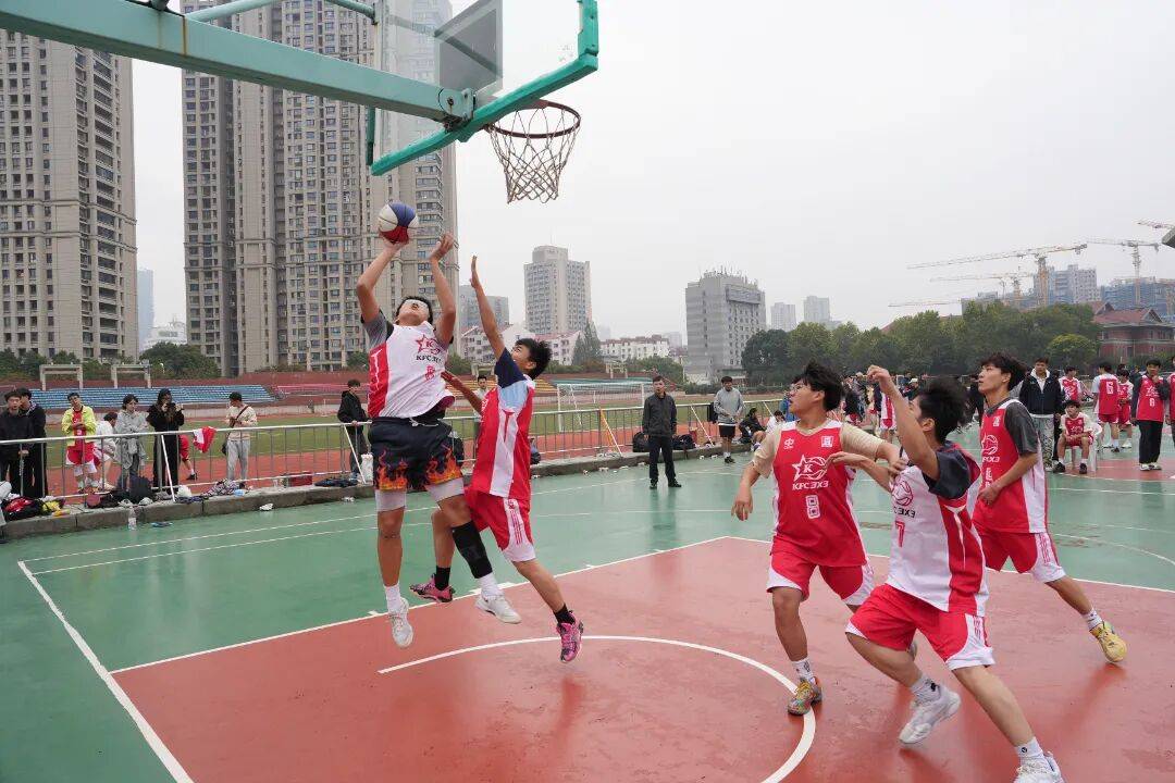 篮球赛场上激情迸发，胜负命运难料的简单介绍