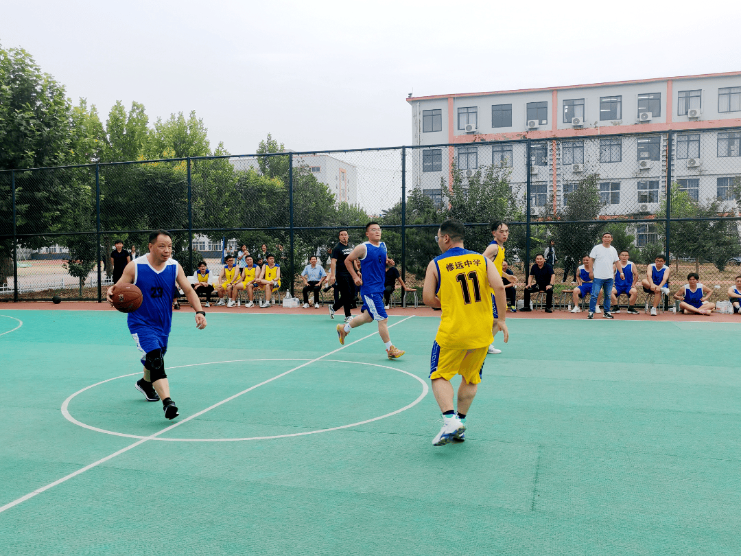 篮球赛场上激情迸发，胜负命运难料的简单介绍