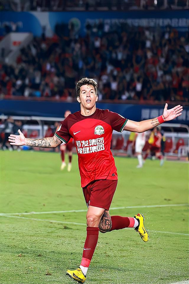 一位球员在热门比赛中取得关键进球,成为焦点 一位球员在热门比赛中取得关键进球,成为焦点