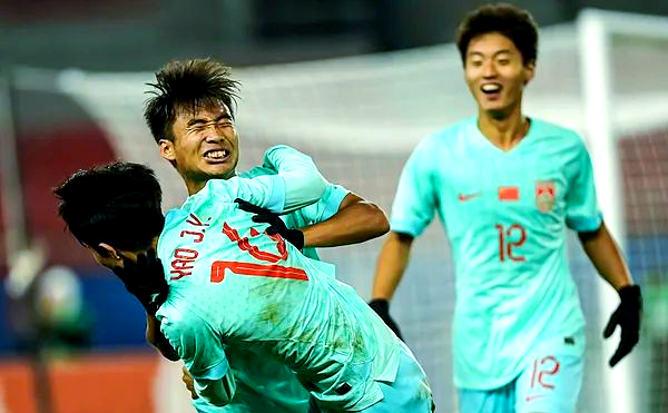 高水平的足球比赛充满着悬念和挑战