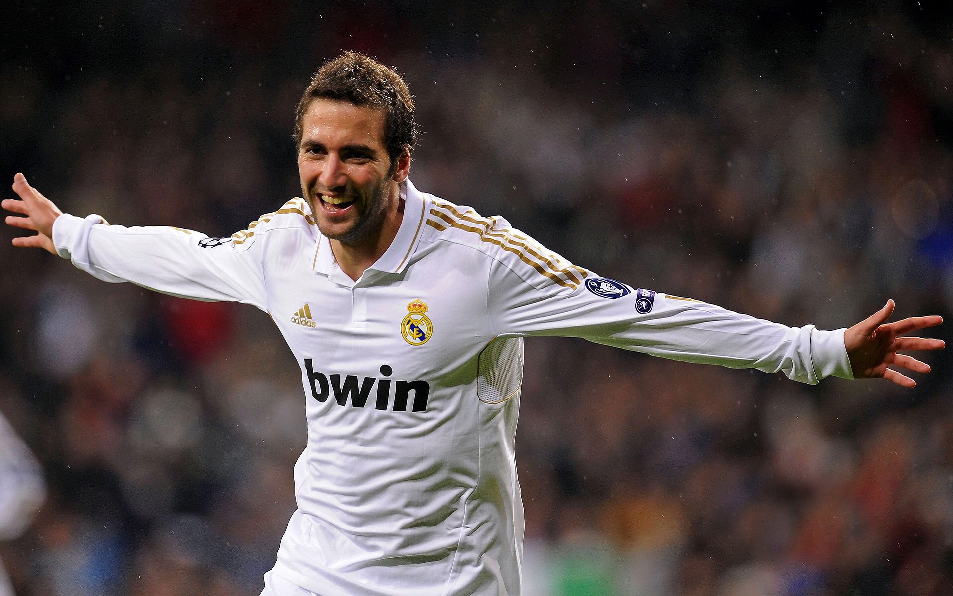 极速之夜，莱奥闪耀F1新赛季揭幕战，以唯一性定义传奇