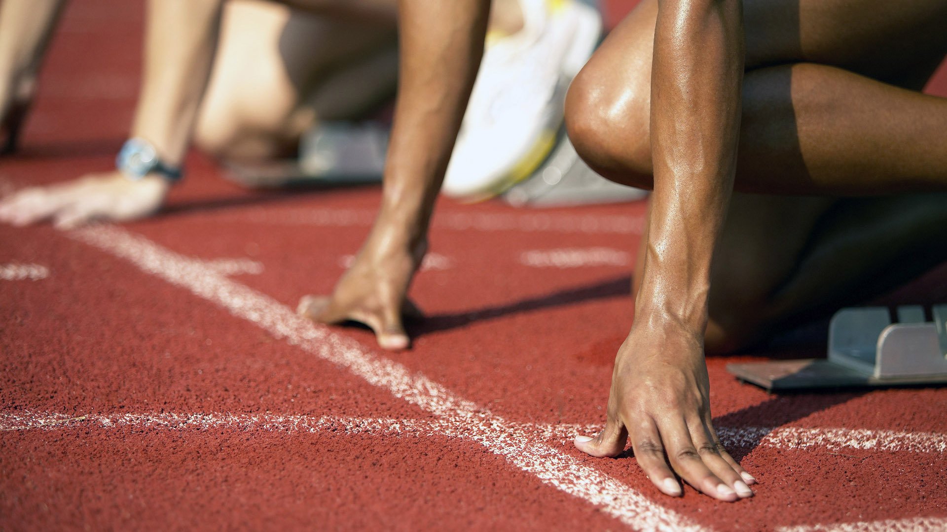 梅赛德斯翻盘阿斯顿马丁，勒克莱尔点燃赛场，一场策略与勇气的胜利